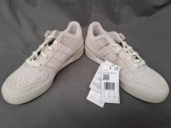 PAIR OF ADIDAS FORUM LOW SHOES IN CREAM UK SIZE 6.5