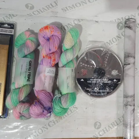 BOX OF APPROXIMATELY 20 ASSORTED HOUSEHOLD ITEMS TO INCLUDE REVERSIBLE DISC FOR SLICING, QING FIBRE YARN, SPLITTING CHISEL, ETC