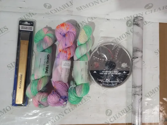 BOX OF APPROXIMATELY 20 ASSORTED HOUSEHOLD ITEMS TO INCLUDE REVERSIBLE DISC FOR SLICING, QING FIBRE YARN, SPLITTING CHISEL, ETC