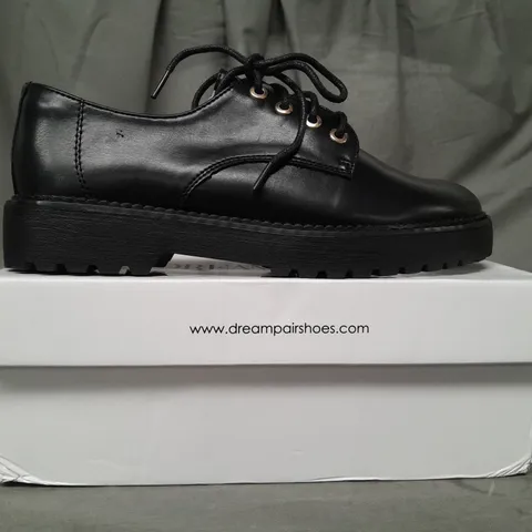 BOXED PAIR OF DREAM PAIRS LACE UP SHOES IN BLACK UK SIZE 6