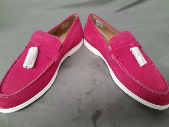 BOXED PAIR OF HOTTER LOAFERS W. TASSEL IN PINK UK SIZE 8