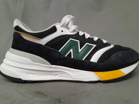 BOXED PAIR OF NEW BALANCE MEN'S 997R TRAINERS IN BLACK SIZE 8