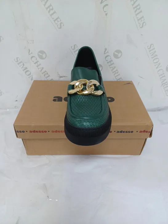 BOXED ADESSO LADIES FLAT SHOES WITH GOLD CHAIN DETAIL GREEN SIZE EU 40