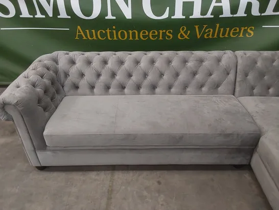 DESIGNER CHESTERFIELD STYLE CHAISE SOFA IN SILVER VELVET