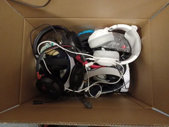 LOT OF APPROXIMATELY 20 LOOSE GAMING HEADSETS OF VARYING MODELS AND MAKES SUCH AS TURTLE BEACH, STEELSERIES, RAZER, ETC