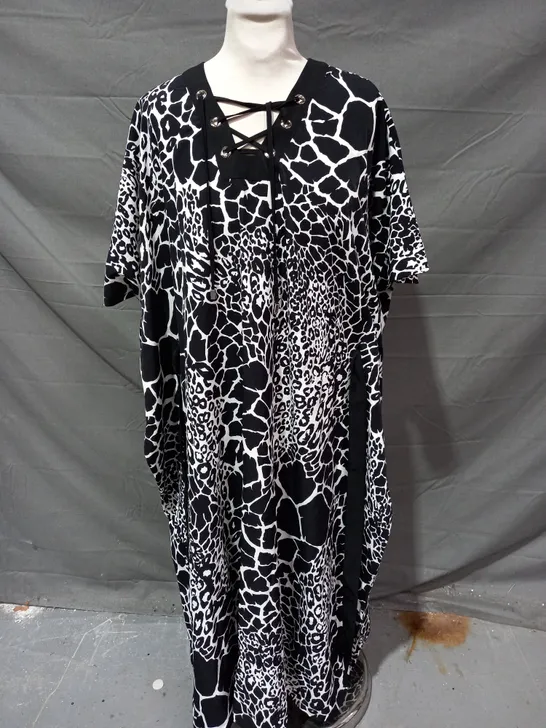 JULIEN MACDONALD DRESS IN BLACK/WHITE ANIMAL PRINT SIZE SMALL