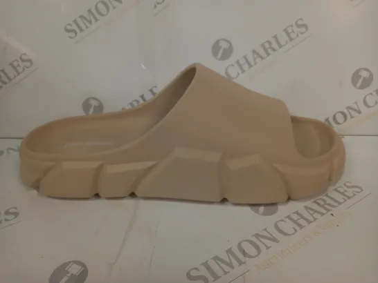 BOXED PAIR OF STEVE MADDEN SLIDERS IN BEIGE UK SIZE 12.5