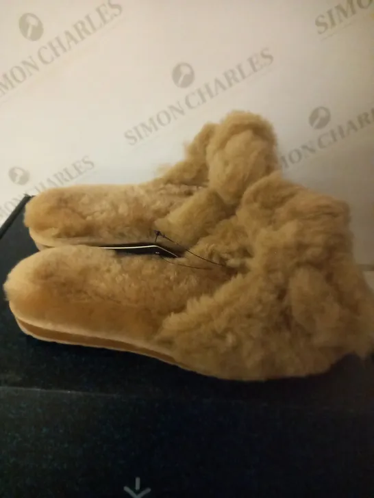 EMU NALEDI BOW SLIPPER CAMEL SIZE 6