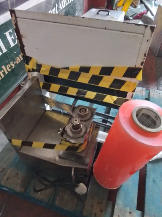 COMMERCIAL CLING FILM WRAPPING MACHINE WITH FILM.