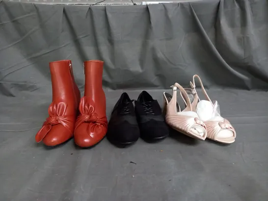 APPROXIMATELY 10 PAIRS OF ASSORTED WOMEN SHOES IN VARIOUS STYLES AND SIZES 