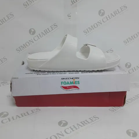 BOXED PAIR OF SKECHERS ARCH FIT FOAMIES SLIDE SANDALS IN WHITE SIZE 6