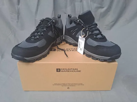 BOXED PAIR OF MOUNTAIN WAREHOUSE MCLEOD WIDE FIT OUTDOOR WALKING SHOES IN BLACK UK SIZE 9