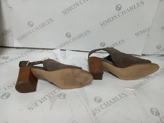 SIZE 6 MARC FISHER LIGHT BROWN SUEDE SANDAL BOXED 