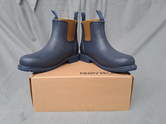 BOXED PAIR OF MERRY PEOPLE BOBBI BOOTS IN NAVY/TAN UK SIZE 6