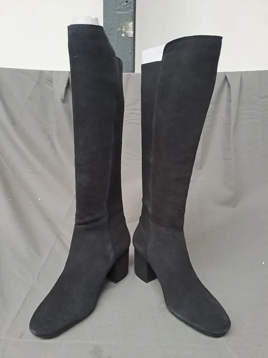 BOXED PAIR OF DUNE LONDON LOW BLOCK HEEL KNEE-HIGH BOOTS IN BLACK SIZE 6