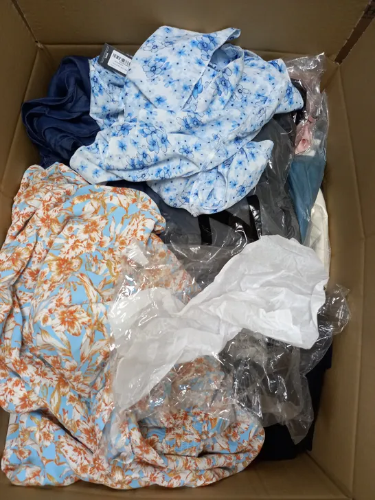 BOX OF APPROXIMATELY 22 ASSORTED CLOTHING ITEMS TO INCLUDE - LEGGINGS  , JEANS , DRESS ETC