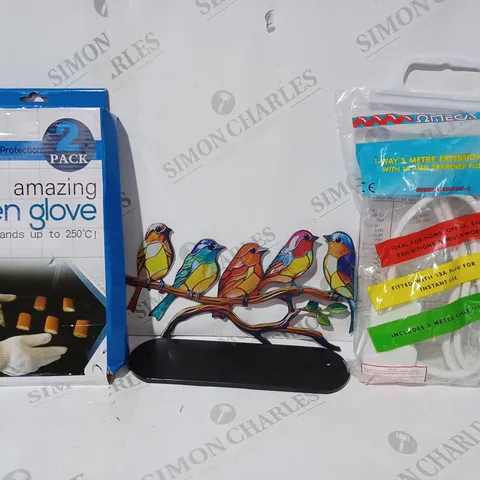 BOX OF APPROXIMATELY 10 ASSORTED HOUSEHOLD ITEMS TO INCLUDE BIRD THEME ALLOY DECORATION, EXTENSION LEAD, AMAZING OVEN GLOVE, ETC