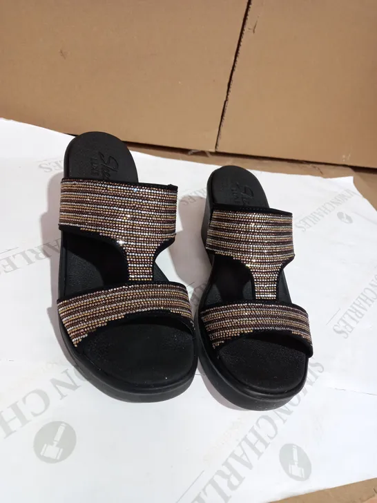 BOXED PAIR OF SKECHERS RUMBLE ON BLING GAL RHINESTONE SLIDE WEDGE SANDAL BLACK/GOLD - SIZE 6