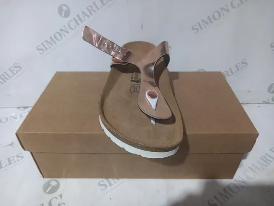 BOXED BONOVA TOE POST FLAT SANDALS IN METALLIC ROSE GOLD SIZE 6