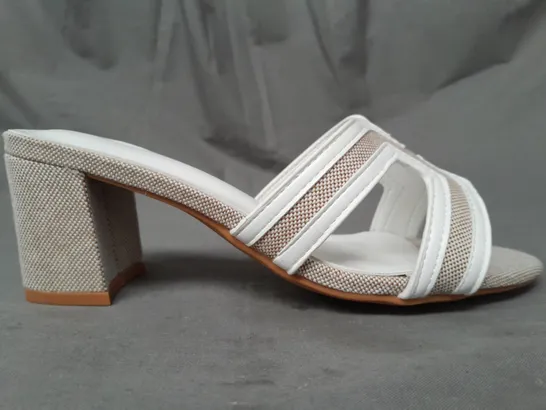 BOXED PAIR OF DESIGNER OPEN TOE BLOCK HEEL SANDALS IN WHITE/TAN UK SIZE 4