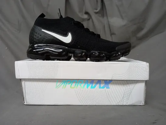 BOXED PAIR OF NIKE AIR VAPORMAX FLYKNIT SHOES IN BLACK UK SIZE 7.5