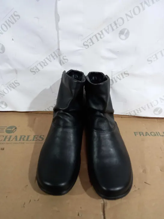 BOX PAIR OF HOTTER WHISPER LEATHERBOOTS SIZE 5