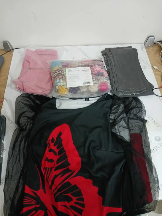 BOX OF APPROXIMATELY 20 ASSORTED CLOTHING ITEMS TO INCUDE - DRESSES, JUMPERS , T-SHIRTS , TROUSERS,ECT 