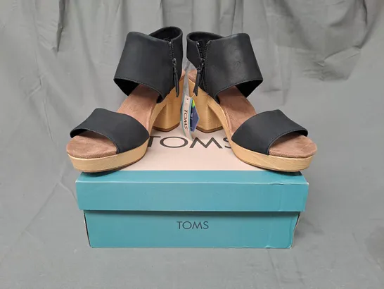 BOXED PAIR OF TOMS MAJORCA PLATFORM OPEN TOE BLOCK HEEL SANDALS IN BLACK UK SIZE 10