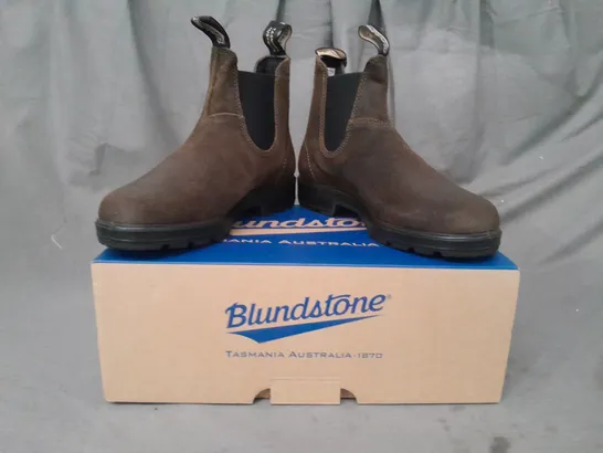 BOXED PAIR OF BLUNDSTONE ELASTIC SIDED SUEDE BOOTS IN DARK OLIVE SIZE UK 6.5