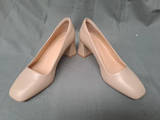 BOXED PAIR OF DESIGNER CLOSED TOE BLOCK HEEL SLIP-ON SHOES IN NUDE UK SIZE 6