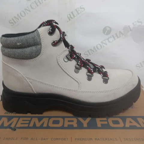 BOXED SKETCHERS BOBS HIKER BOOTS IN OFF WHITE - SIZE 6 