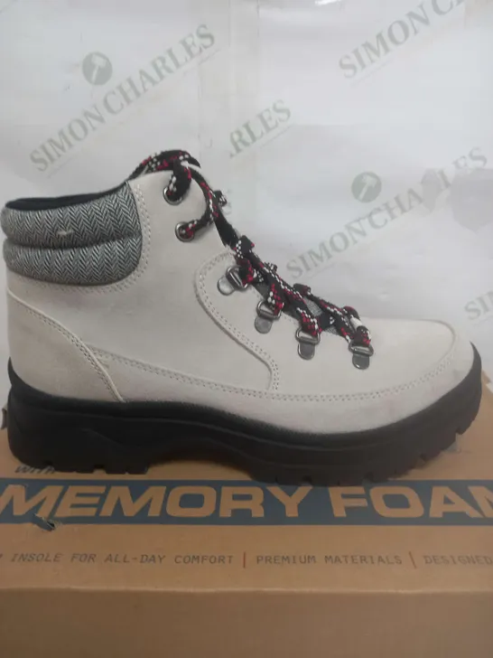 BOXED SKETCHERS BOBS HIKER BOOTS IN OFF WHITE - SIZE 6 