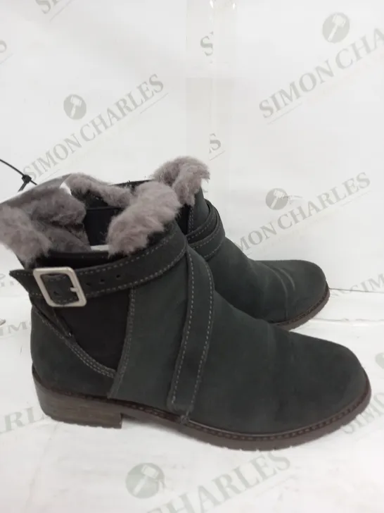 BOXED EMU AUSTRALIA GREY BOOTS - SIZE 5