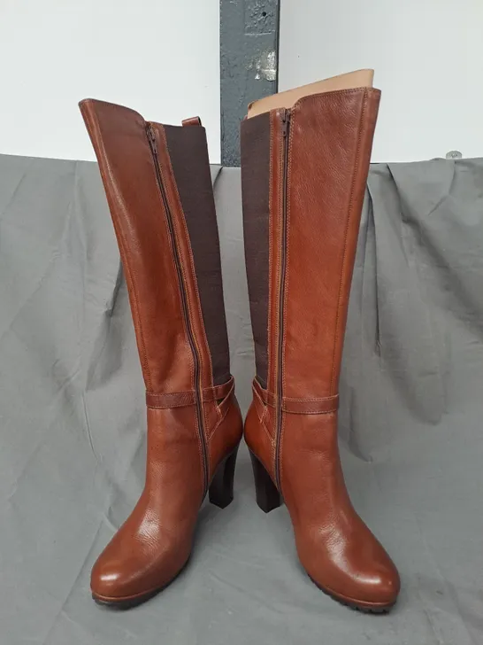 BOXED PAIR OF DUNE LONDON 511 SAREENA HEELED KNEE-HIGH BOOTS IN TAN SIZE 8