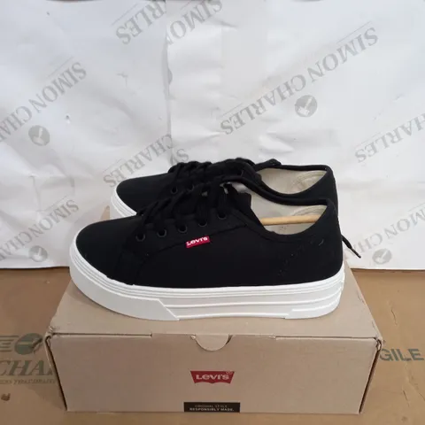 LEVIS CHUNKY SOLE SHOES IN NAVY SIZE 5