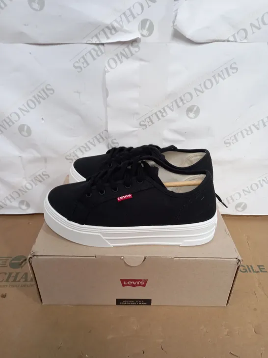 LEVIS CHUNKY SOLE SHOES IN NAVY SIZE 5