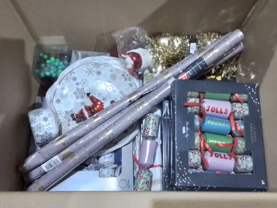 LOT OF ASSORTED SEASONAL HOUSEHOLD ITEMS TO INCLUDE SNOWFLAKE LIGHT, CRACKERS, STRING LIGHTS,GARLAND AND DINNER CANDLES