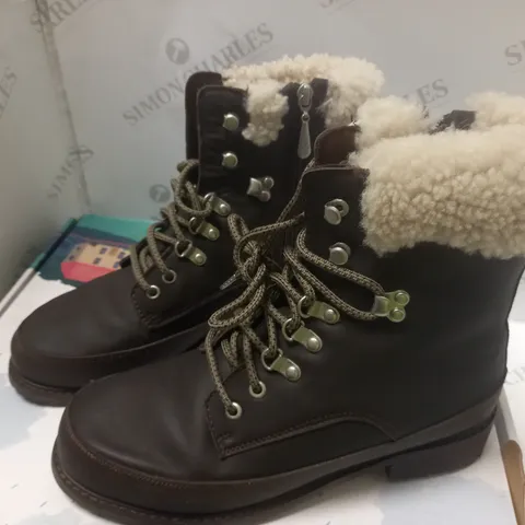 BOXED EMU AUSTRALIA BOOTS - SIZE 9