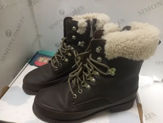 BOXED EMU AUSTRALIA BOOTS - SIZE 9