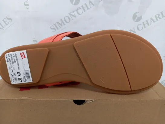 BOXED PAIR OF FITFLOPS GRACIE RUBBER CIRCLET LEATHER TOE POST SANDALS IN SUNSHINE CORAL - UK 7