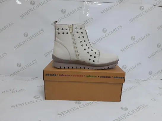 BOXED PAIR OF ADESSO ADDISON LEATHER BOOTS IN WINTER WHITE SIZE 6