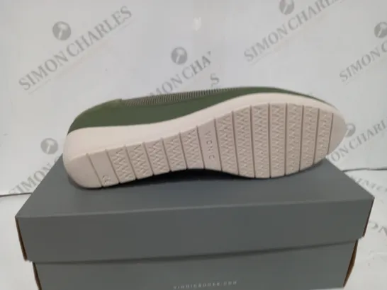 BOXED VIONIC JACEY SLIP-ON SHOES IN GREEN SIZE 6