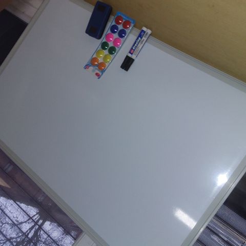 WHITEBOARD WITH ACCESSORIES 