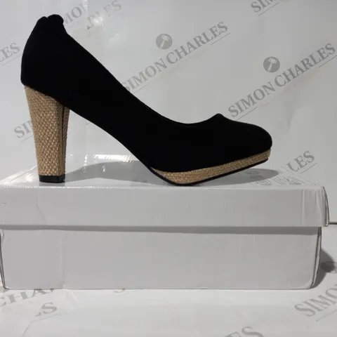 BOXED PAIR OF DESIGNER CLOSED TOE HEELED SHOES IN BLACK EU SIZE 41