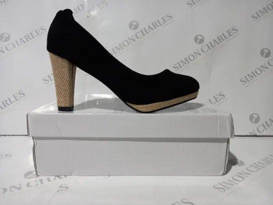 BOXED PAIR OF DESIGNER CLOSED TOE HEELED SHOES IN BLACK EU SIZE 41