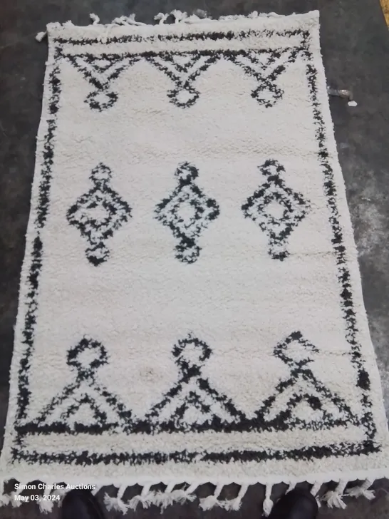 DIANA RUG OFF WHITE COLOUR BLACK PATTERN SIZE 4'×6'