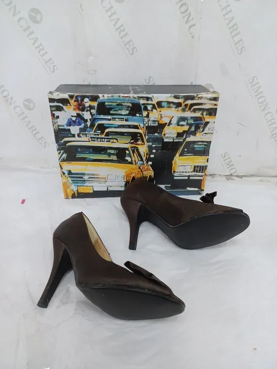 APPROXIMATELY 5 PAIRS OF BOXED TAXI BROWN HEELED PUMPS OPEN TOE IN VARIOUS SIZES 