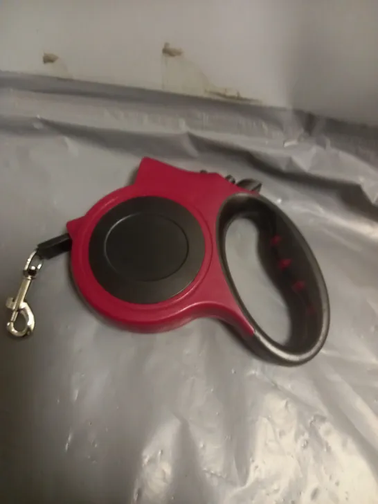 4 X BRAND NEW RETRACTABLE DOG LEADS WITH LED IN RED	