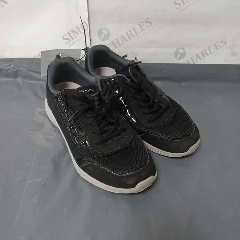 PAIR OF VIONIC AGILE CASSIS ZIP TRAINERS IN BLACK - SIZE 5