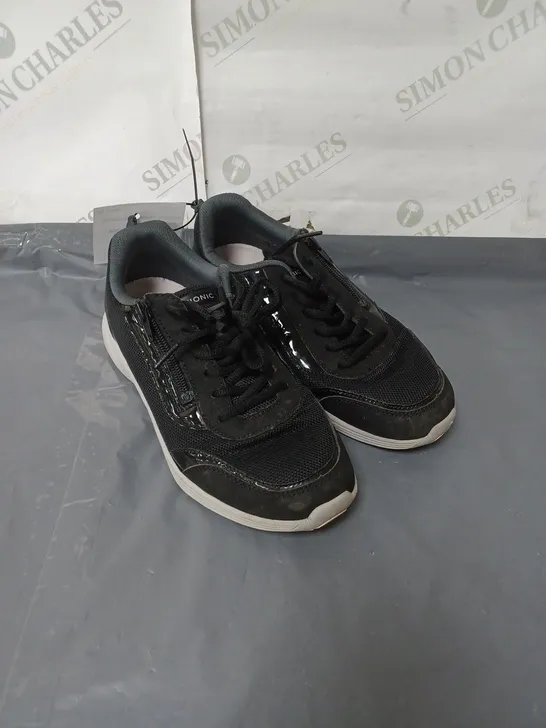 PAIR OF VIONIC AGILE CASSIS ZIP TRAINERS IN BLACK - SIZE 5